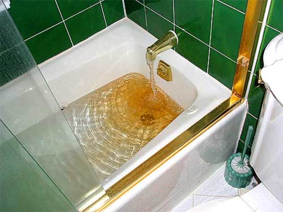 Вода вытекла из ванной. Бортик для ванной от воды. Желтая вода в ванной. Ограничитель для ванной от воды. Стекает вода с края ванны.